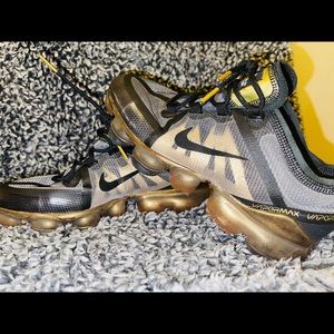 Size 6Y ( youth ) ( 7.5 women’s ) Nike Vapormax